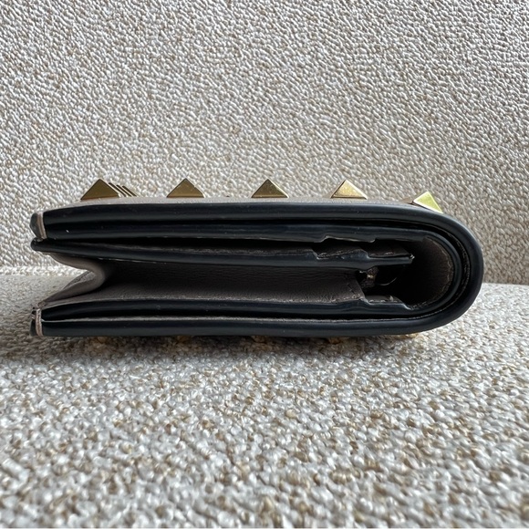 Gorgeous Valentino Garavni Rock stud compact wallet second hand - Picture 3 of 10